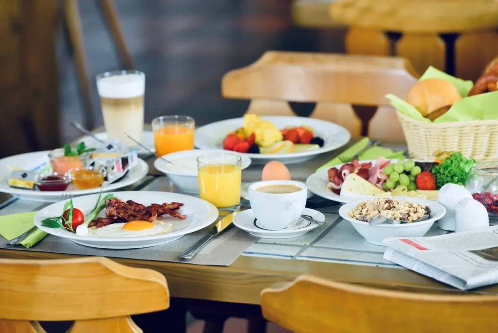 Frühstück auf einem Tisch eingedeckt