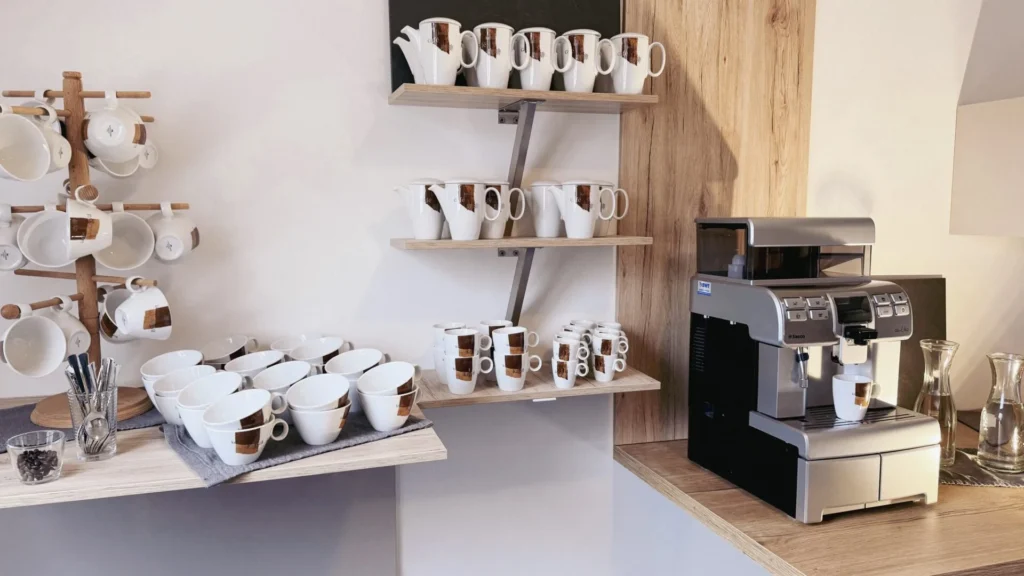 Kaffeetassen mit Kaffeemaschine auf einem Tisch