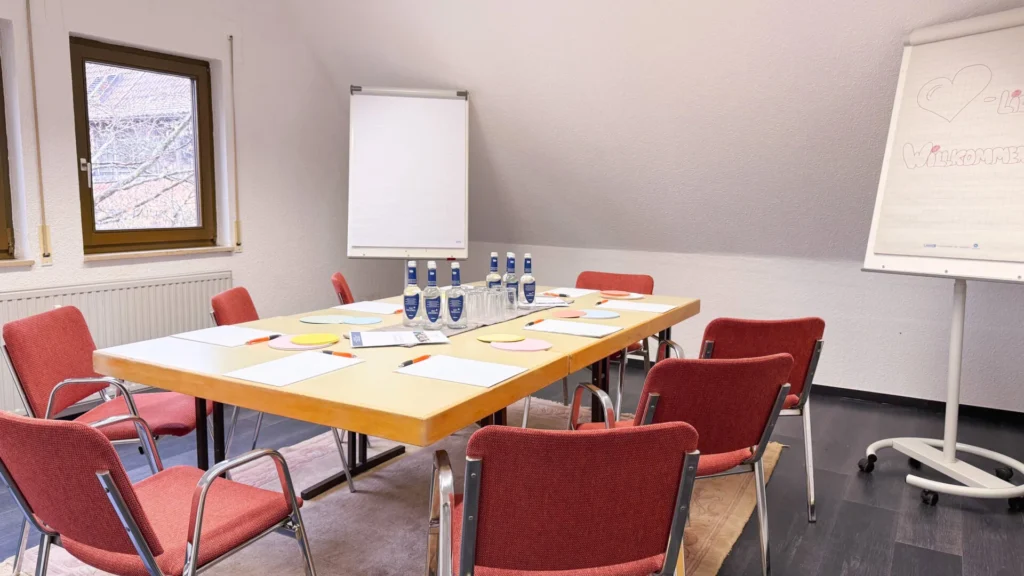 Tisch mit Tagungsmaterialien und Getränken