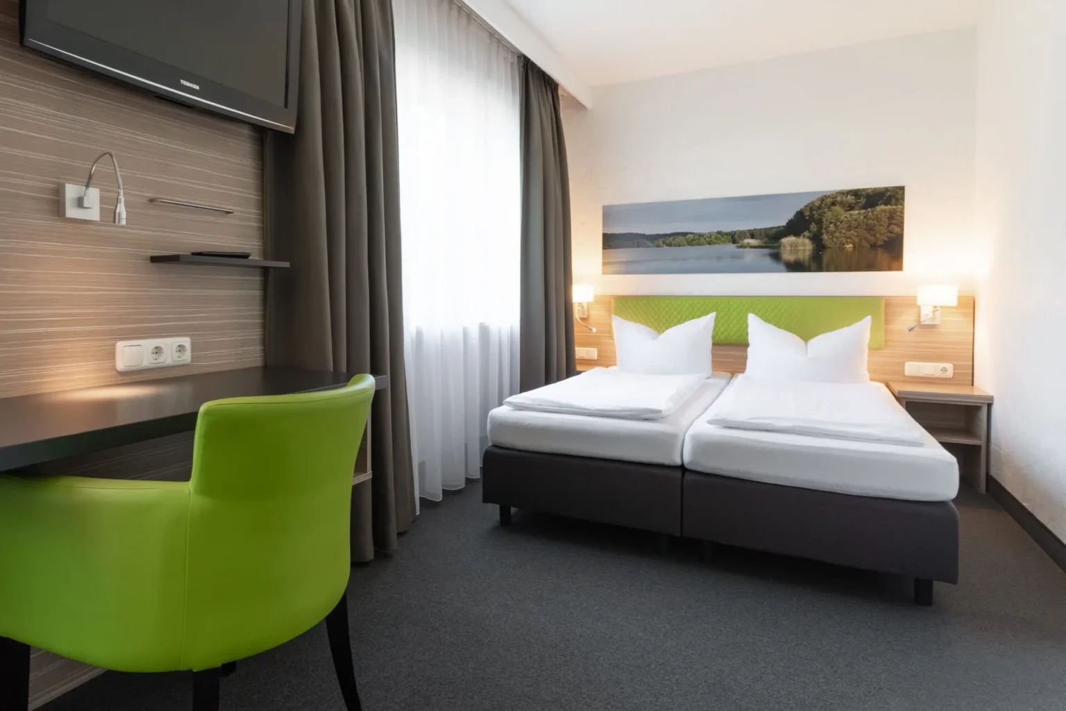 Doppelzimmer mit Schreibtisch, Doppelbett und Sofaecke