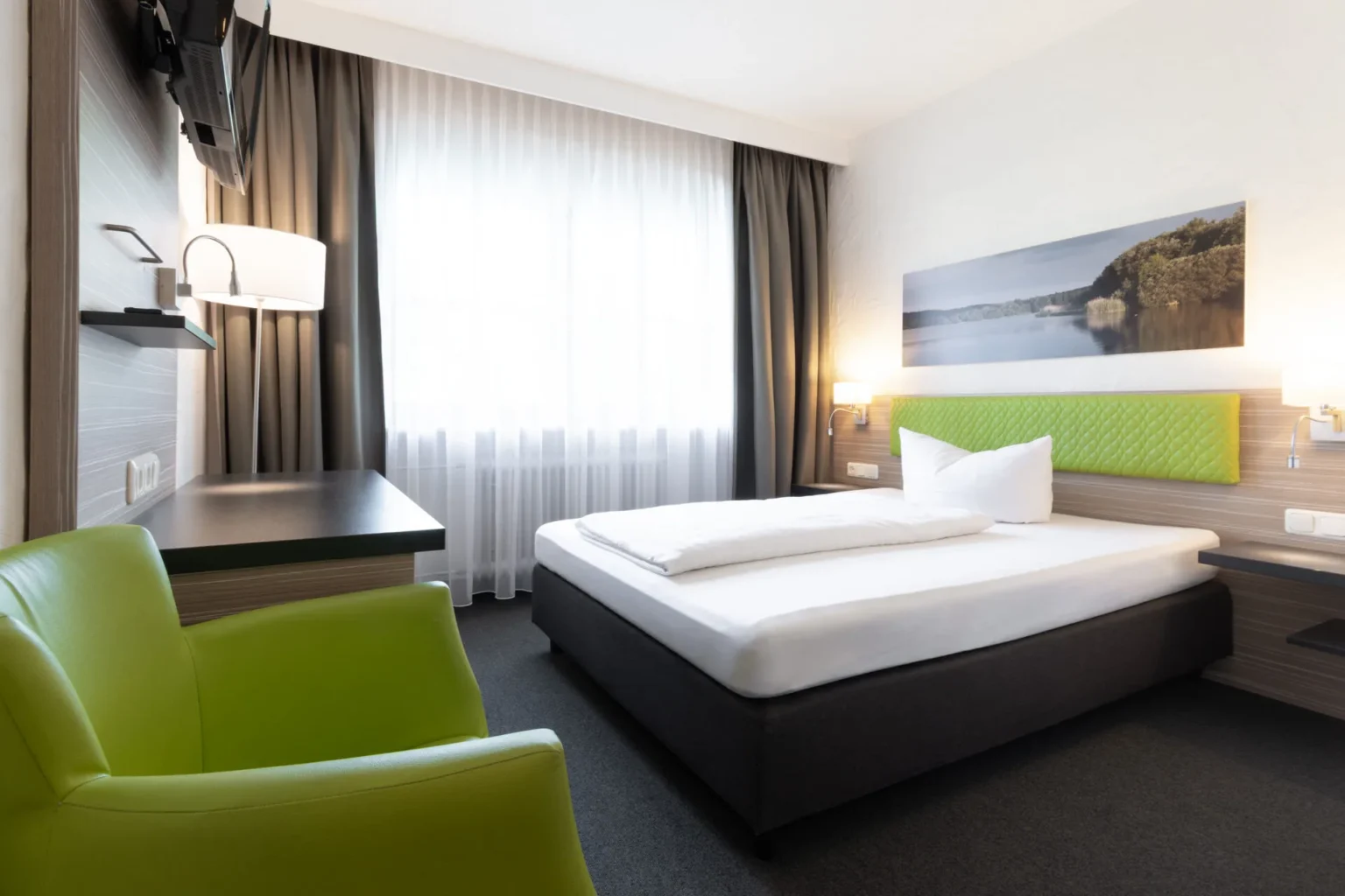 Komfort Einzelzimmer mit Bett und Schreibtisch