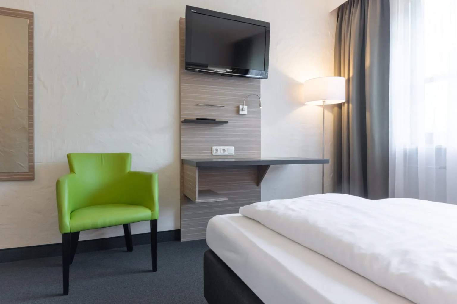 Schreibtisch und Sitzmöglichkeit mit TV