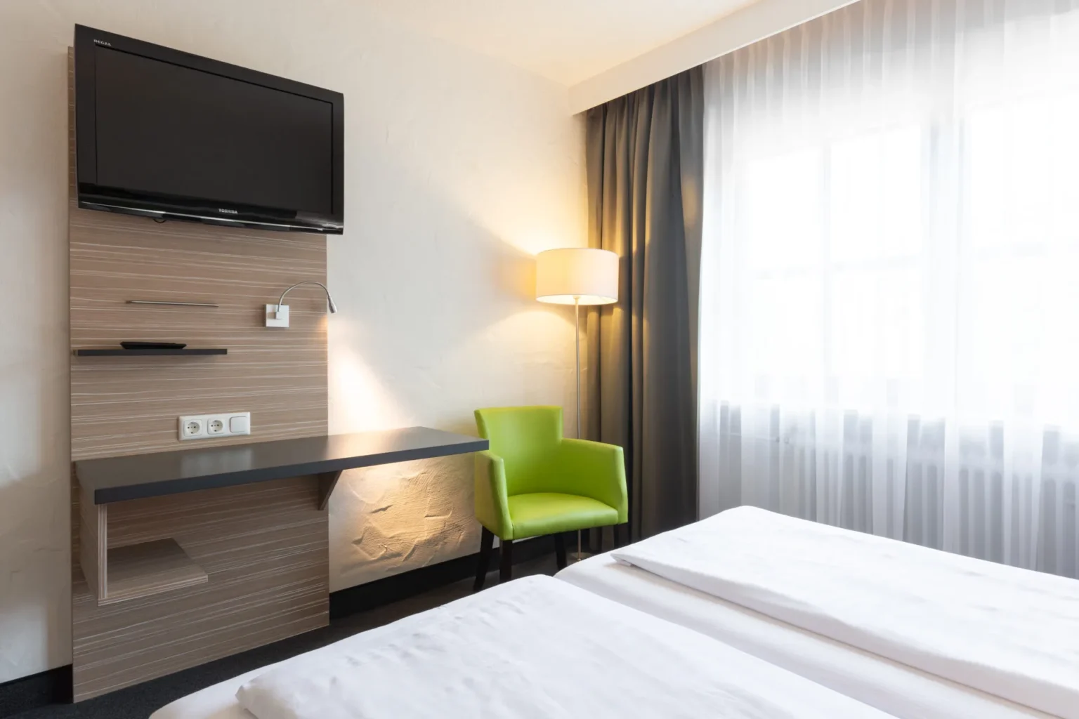 Sitzmöglichkeit mit Schreibtisch und TV