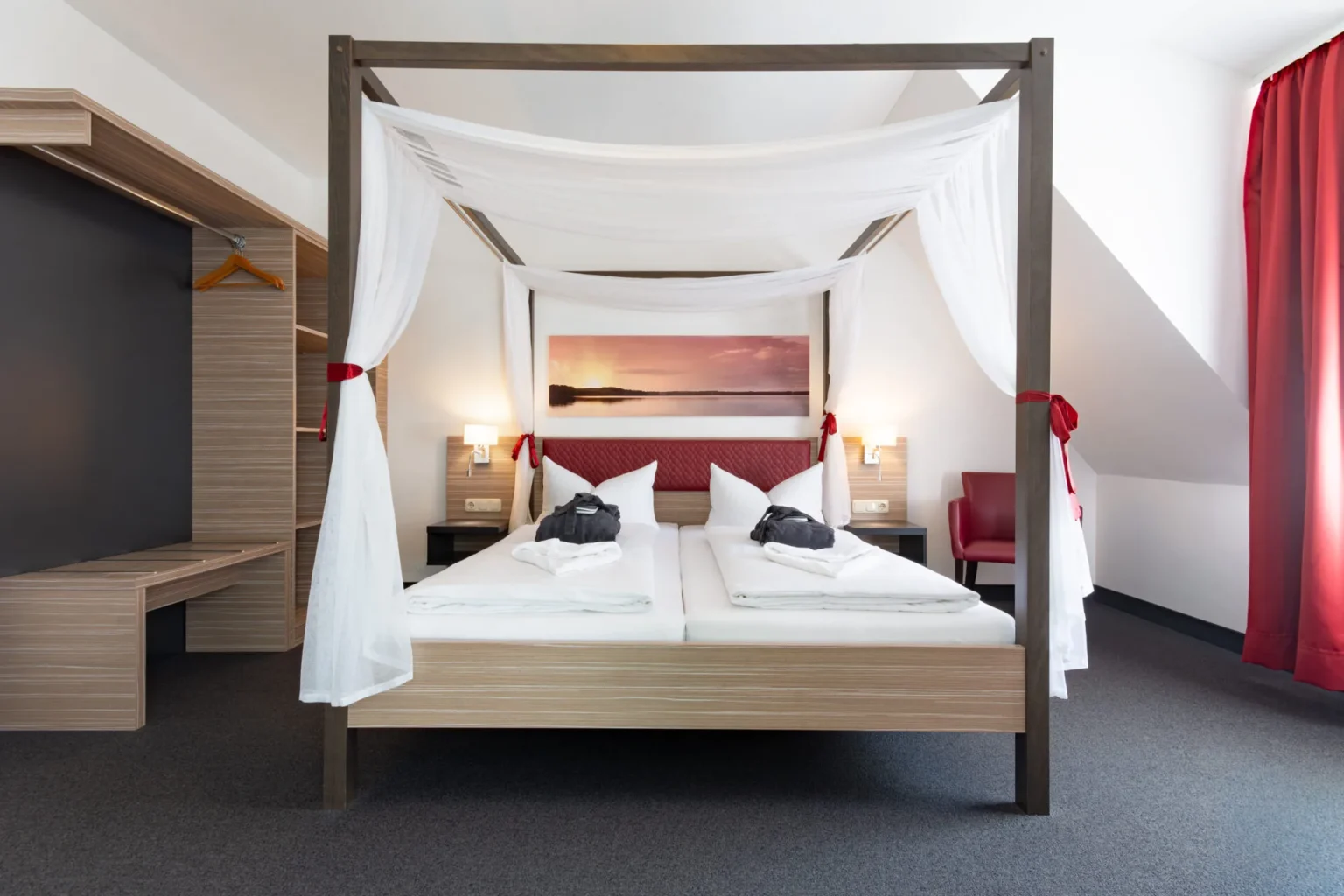Suite mit Himmelbett im Hotel Sonnenhof