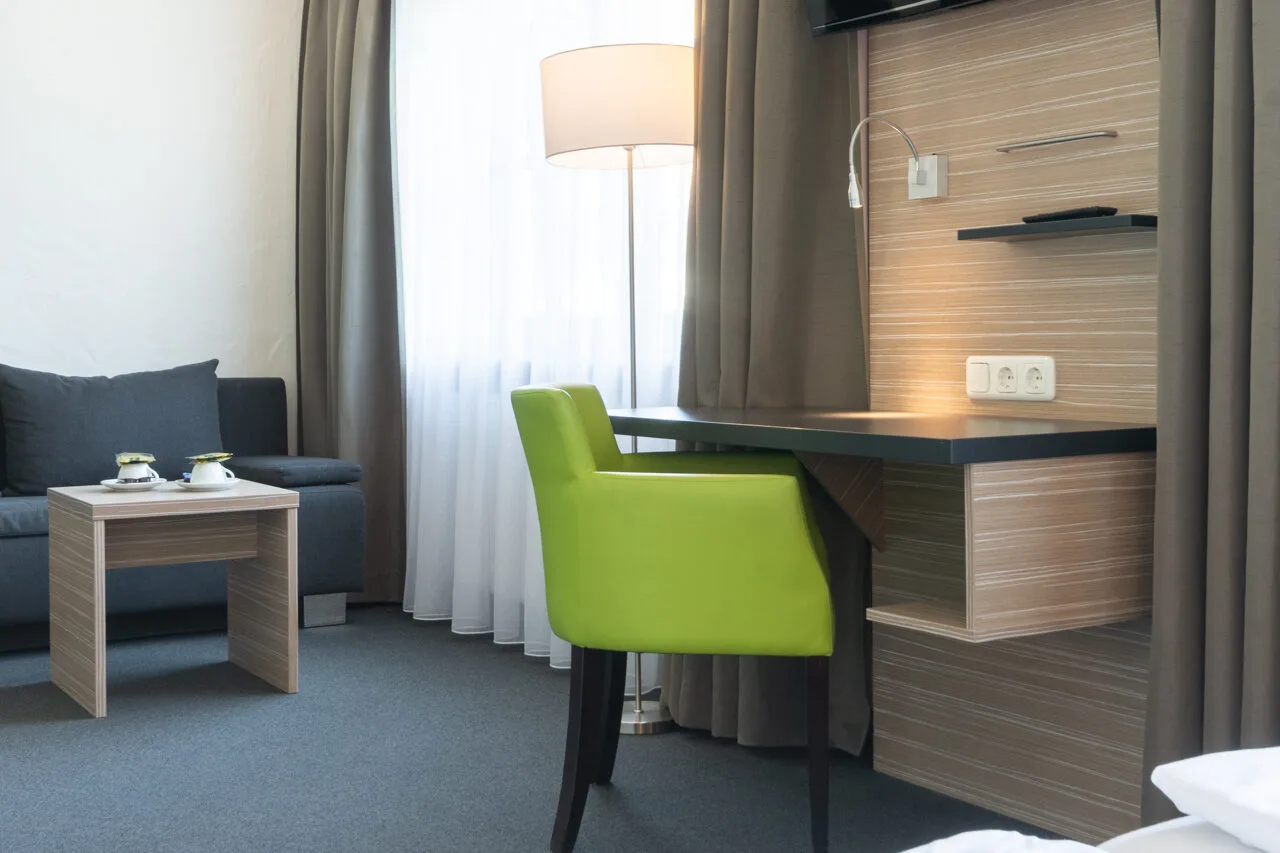 Sitzmöglichkeit mit Stuhl und Sofa