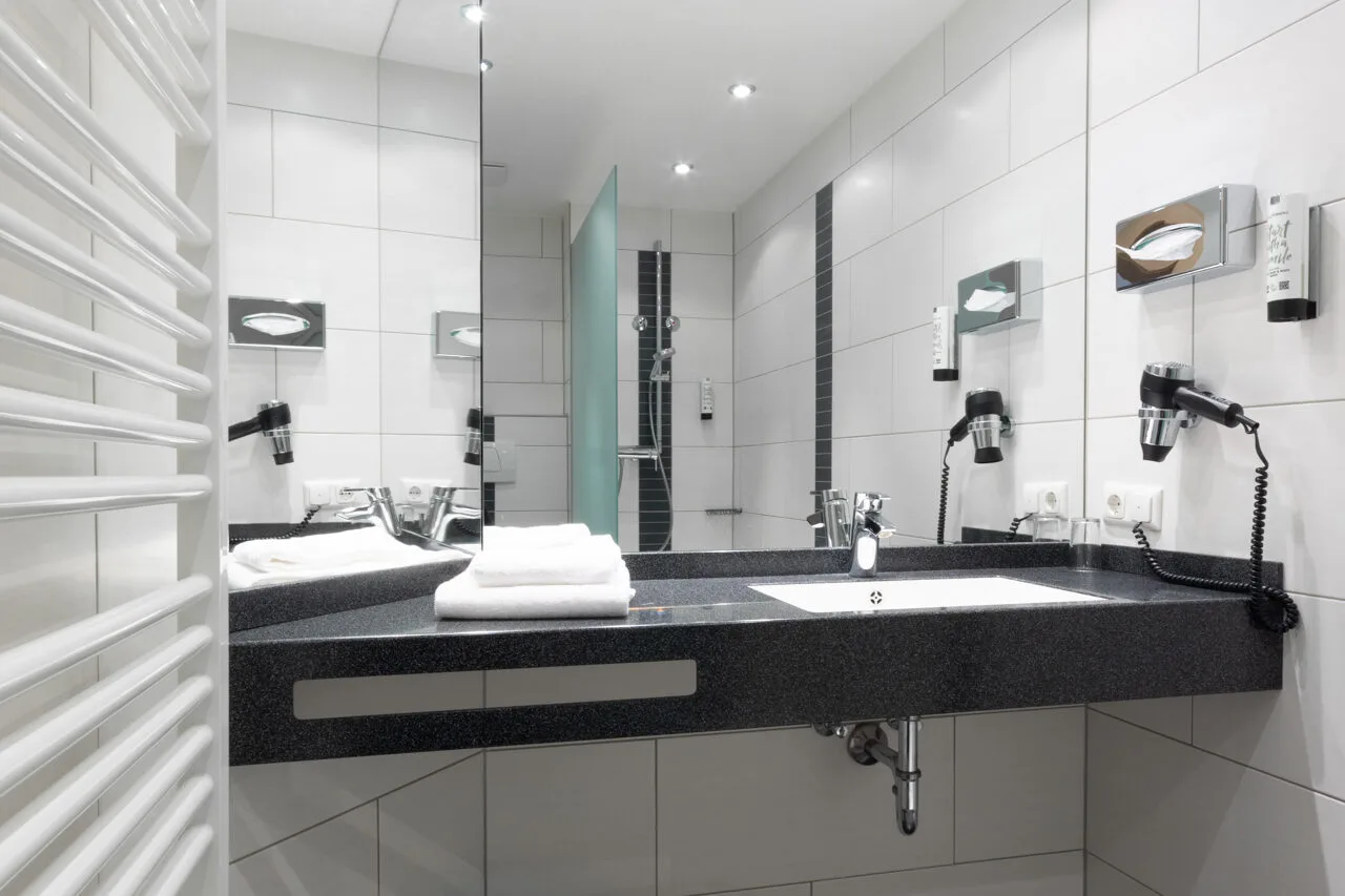 Badezimmerablage mit moderner Dusche