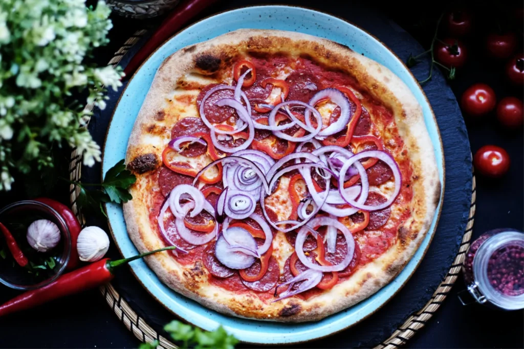 Belegte Pizza von oben auf einem Teller
